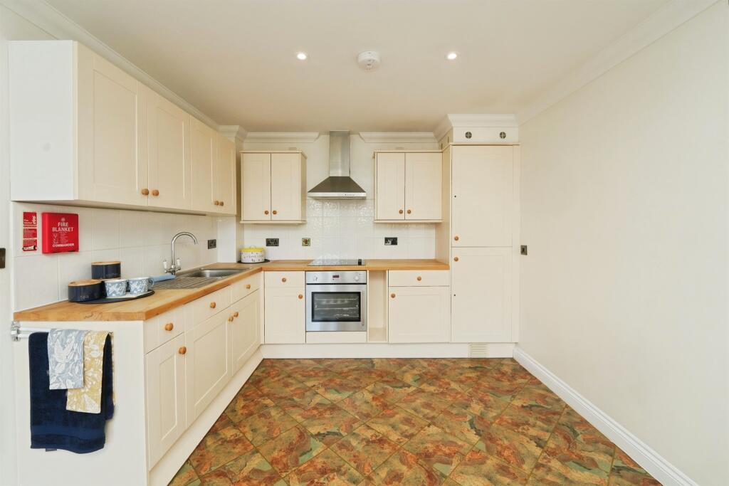 Chantry Court, Westbury photo 4