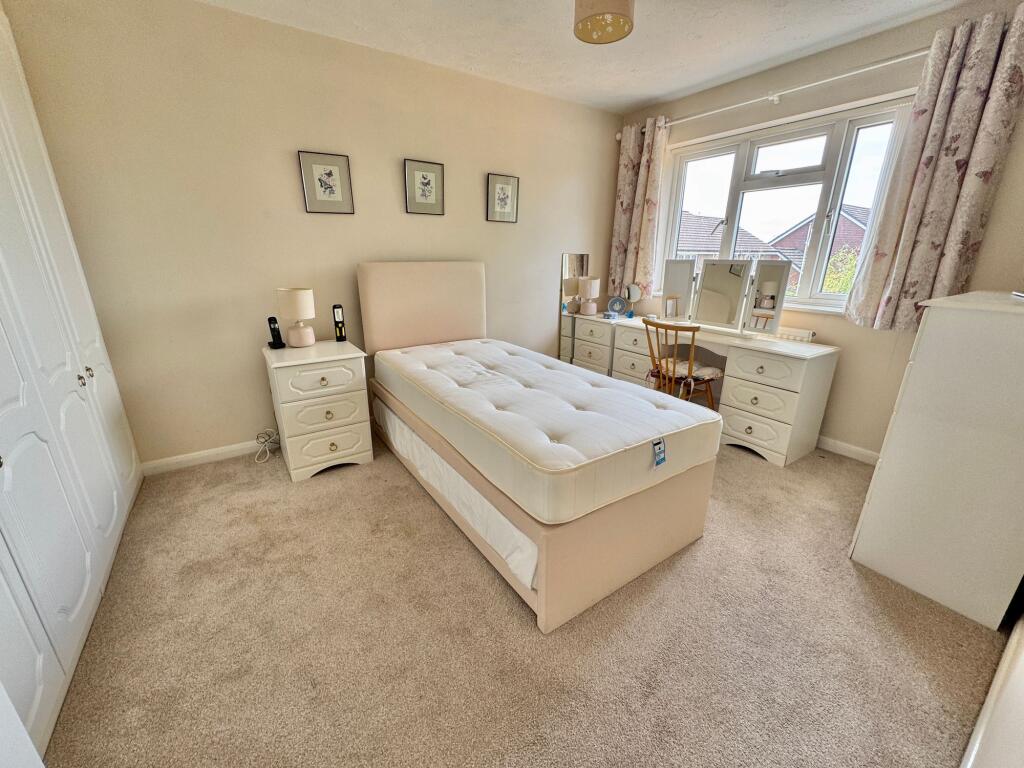 House in Luton, Warden Hill - More