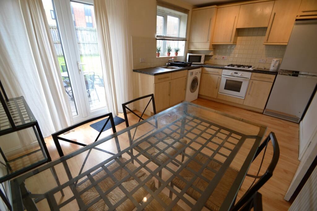 3 bedroom semi-detached house for rent