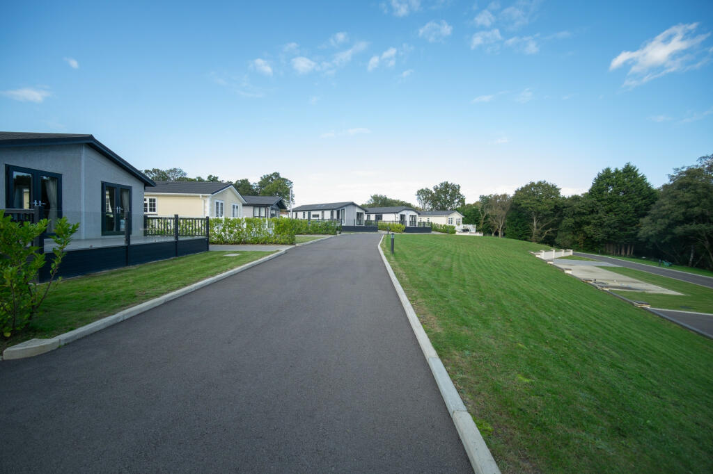 Godalming, Surrey, GU8 photo 2