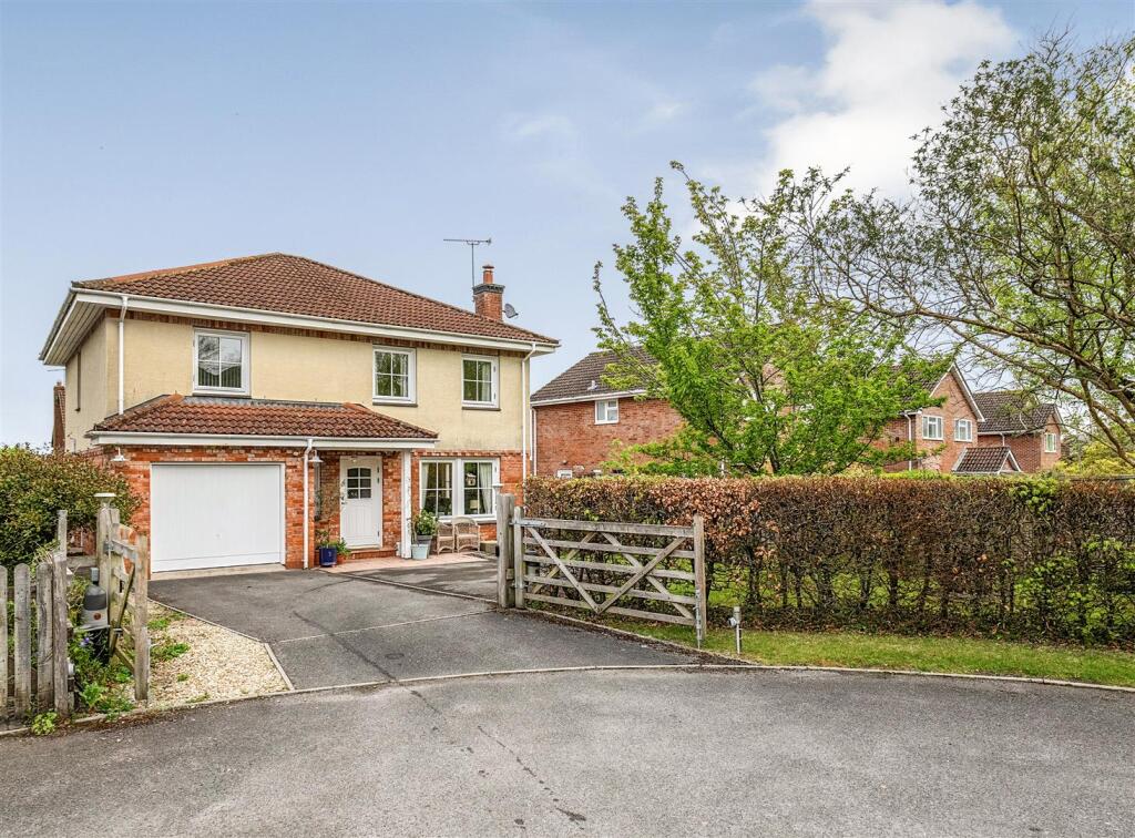 4-bed detached on Reeves Piece, Bratton, £650,000