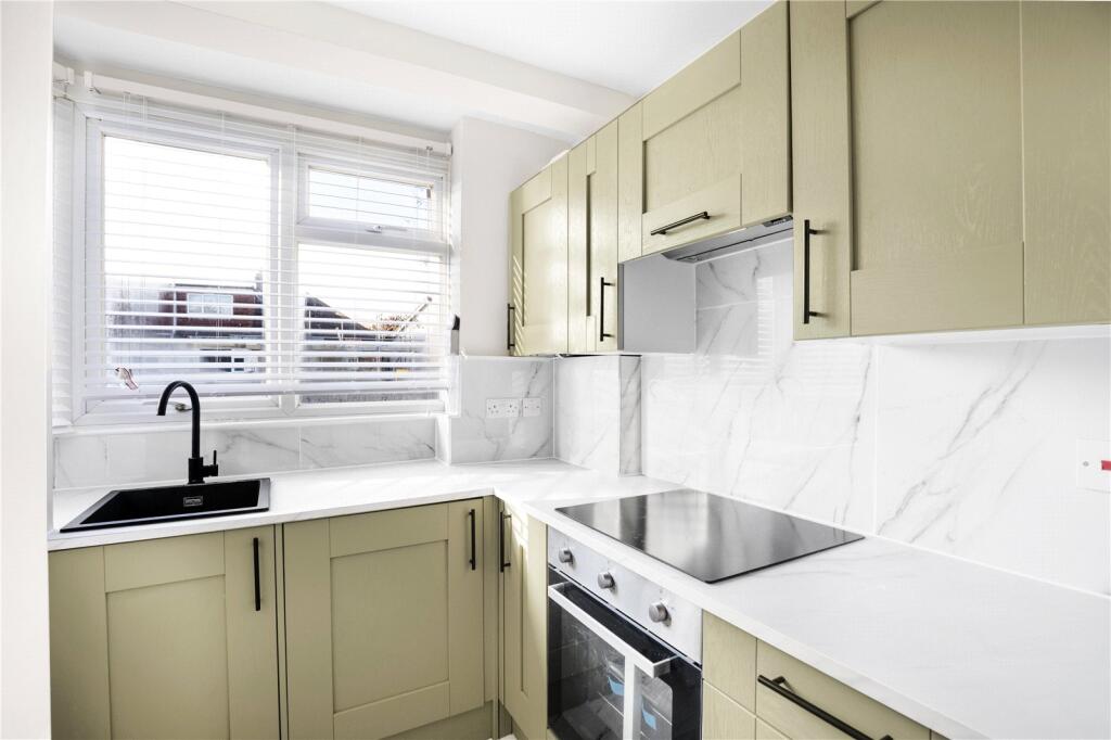 Tudor Court, Walthamstow, London, E17 photo 4