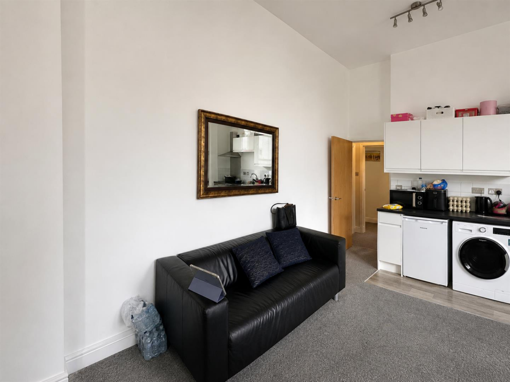 Apartment in Northampton, Semilong - View 5