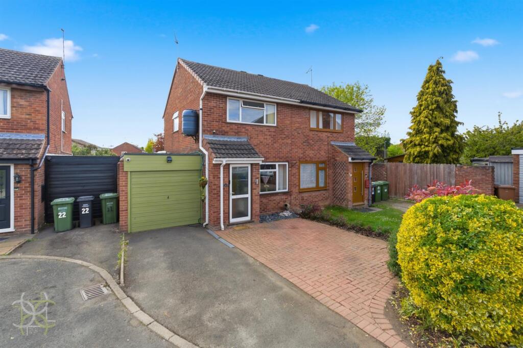 2-bed semi-detached on Laurel Avenue, Evesham, £260,000