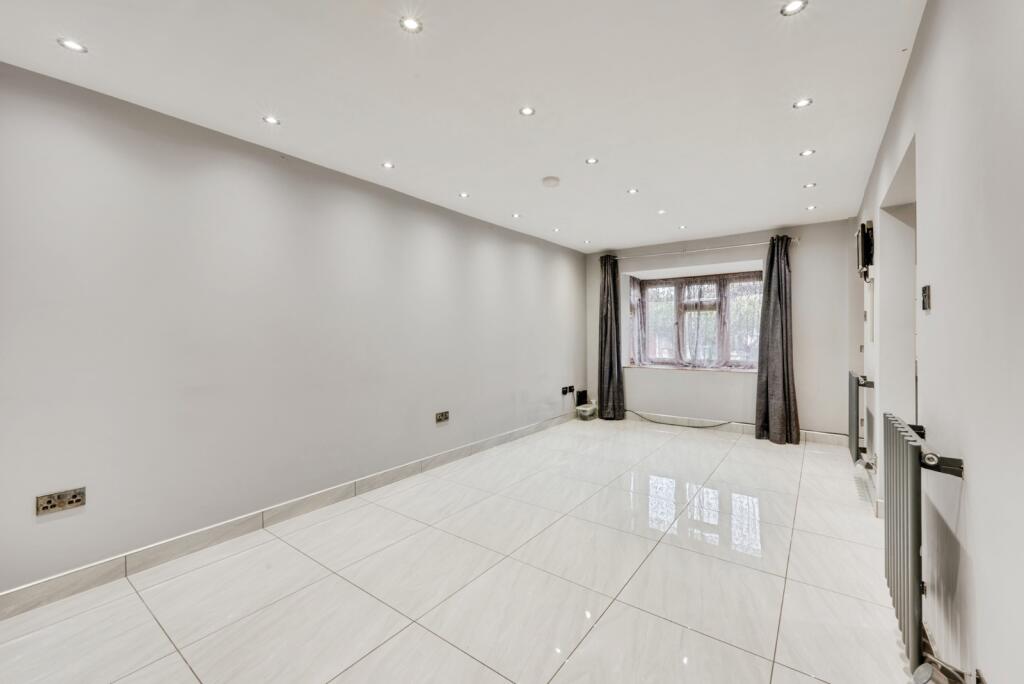 House in Sutton - View 4