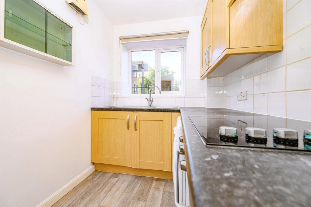 Apartment in Dacorum, Hertfordshire - View 3