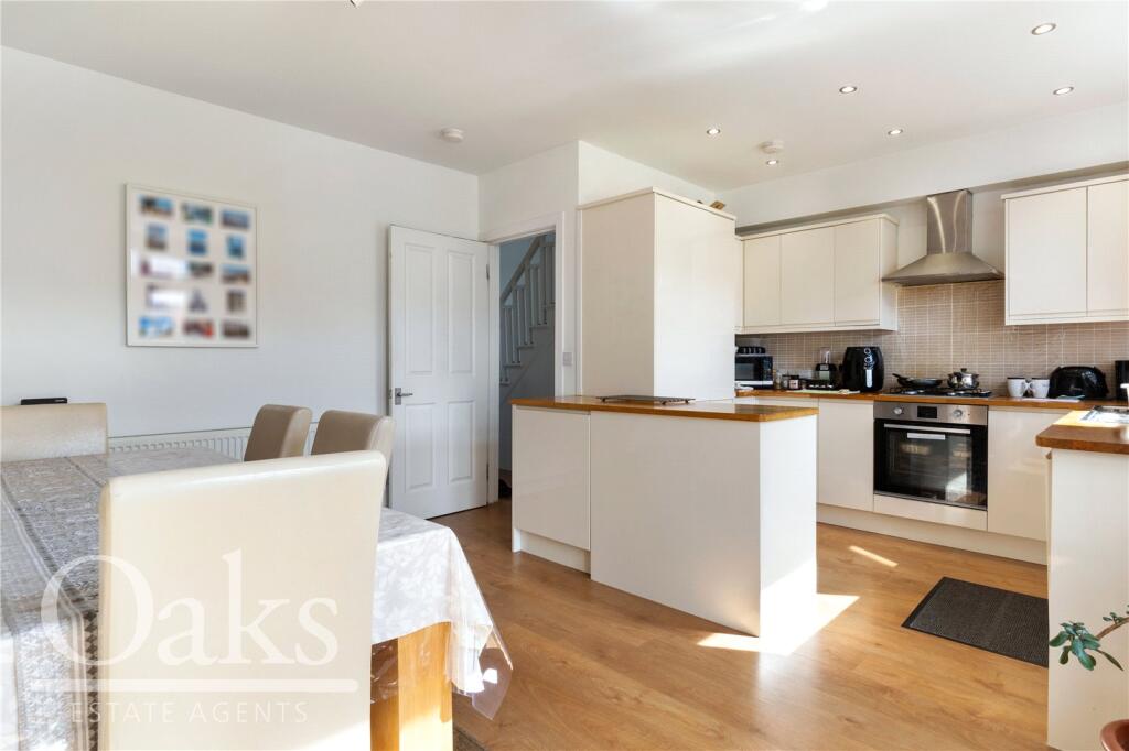 House in London, Woodside - View 2