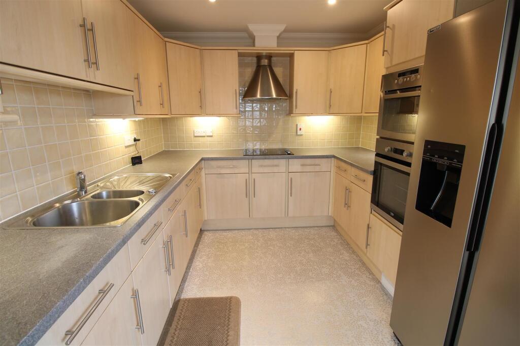 7 Raleigh House,Medina Gardens, Cowes photo 3