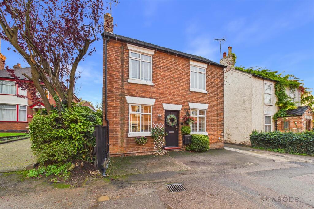 3-bed detached on Westhill, Uttoxeter, Staffordshire, £375,000