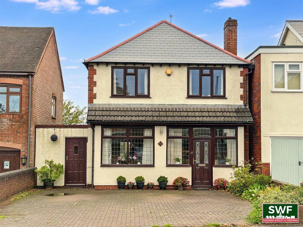 4-bed detached on Sedgley Road, Penn Common, £350,000