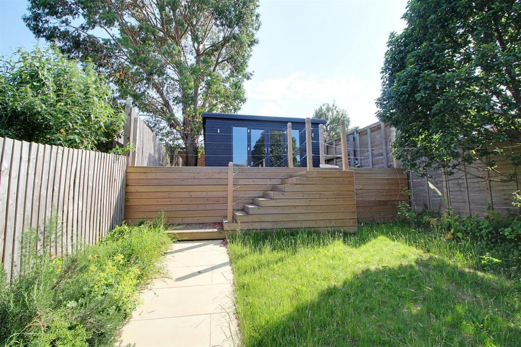 Verney Close, Berkhamsted photo 2