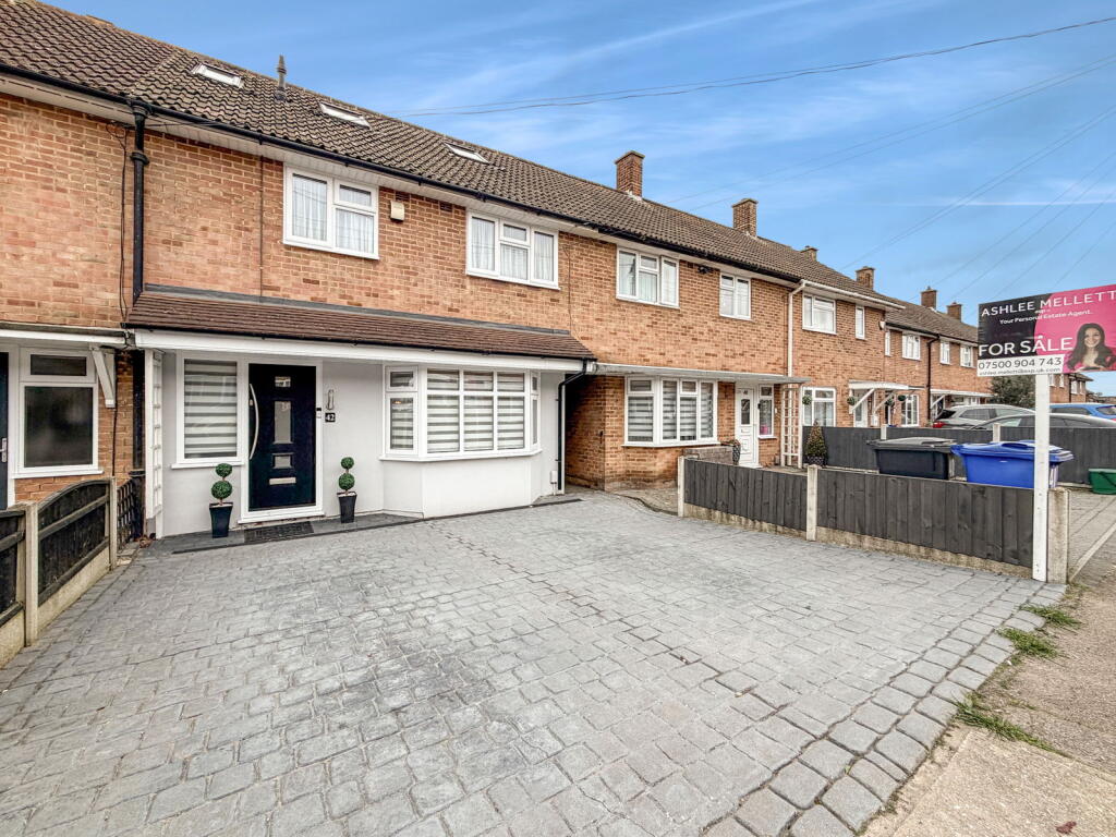 3-bed semi-detached on Cornwell Crescent, Stanford-Le-Hope SS17 7DL, £350,000