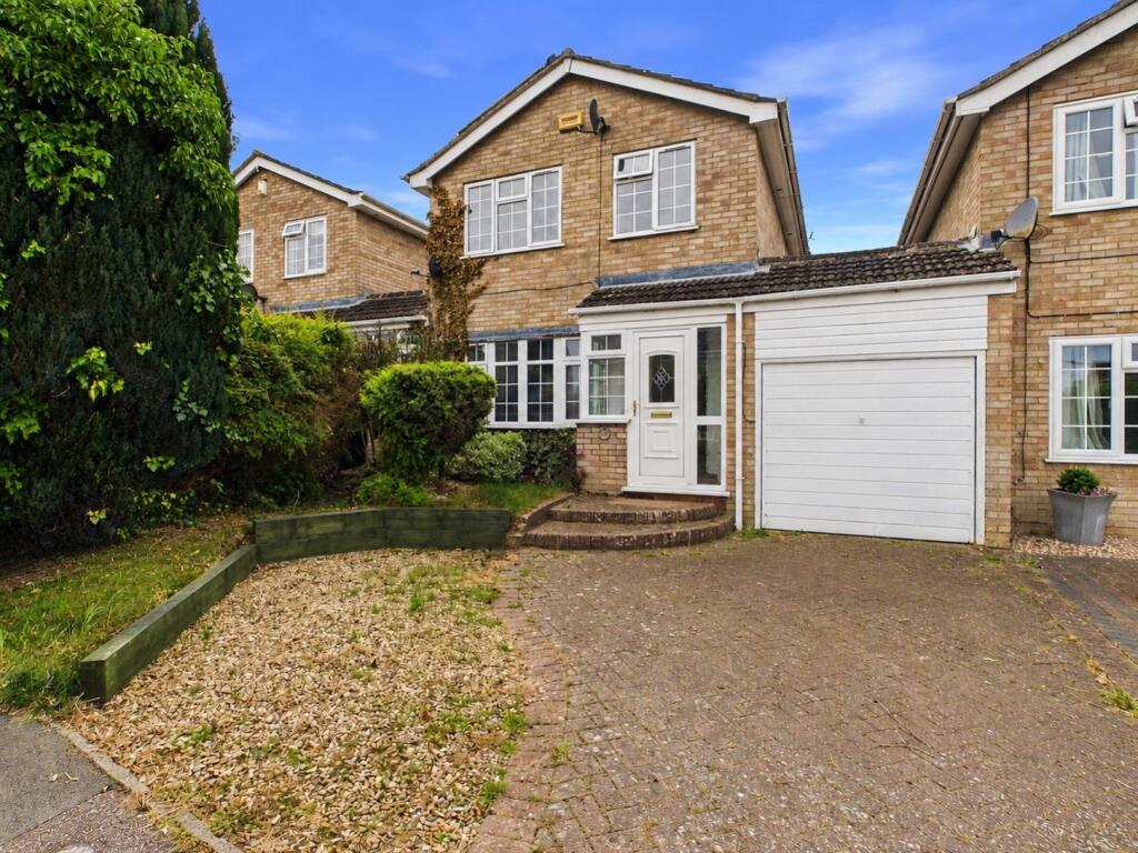3-bed detached on Hare Close, Buckingham, MK18, £329,995
