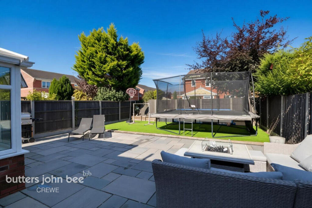 Thorn Tree Drive, Crewe photo 4