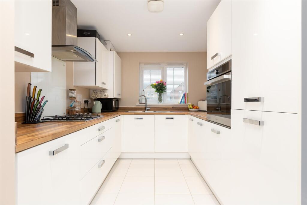 Wren Close, Lower Stondon, Henlow SG16 6GD photo 3