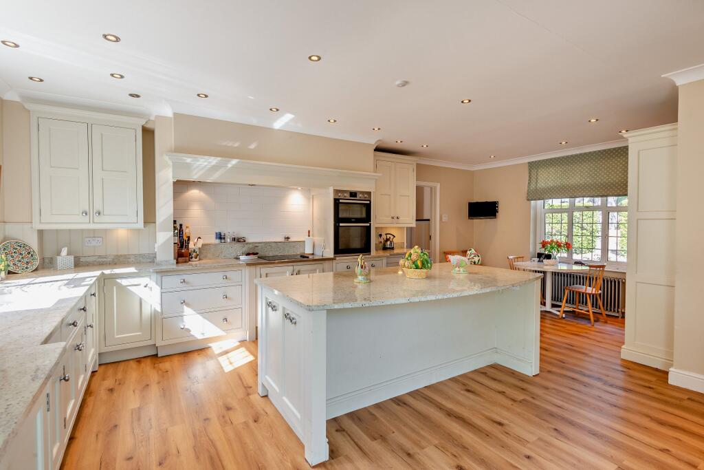 House in Sunningdale, Windsor and Maidenhead - More