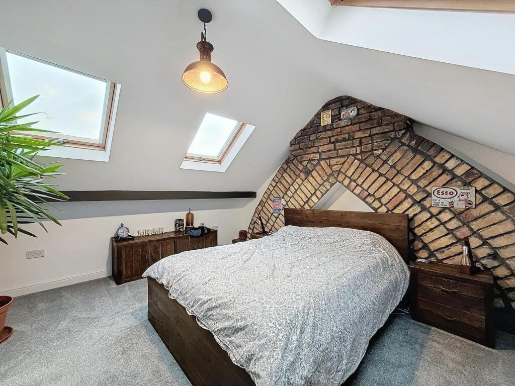 House in Cardiff, Grangetown - More