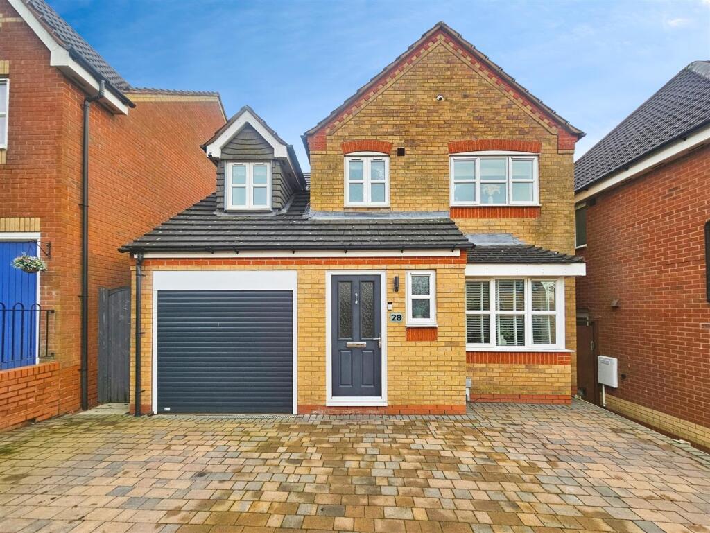 3-bed detached on Moorhen Way, Packmoor, Stoke-On-Trent, £290,000