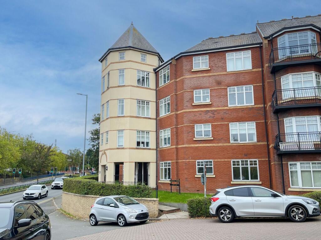 2-bed flat on Penn Road, Wolverhampton, £95,000