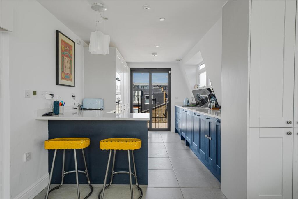 2-bed flat on Petley Road, Hammersmith, £825,000