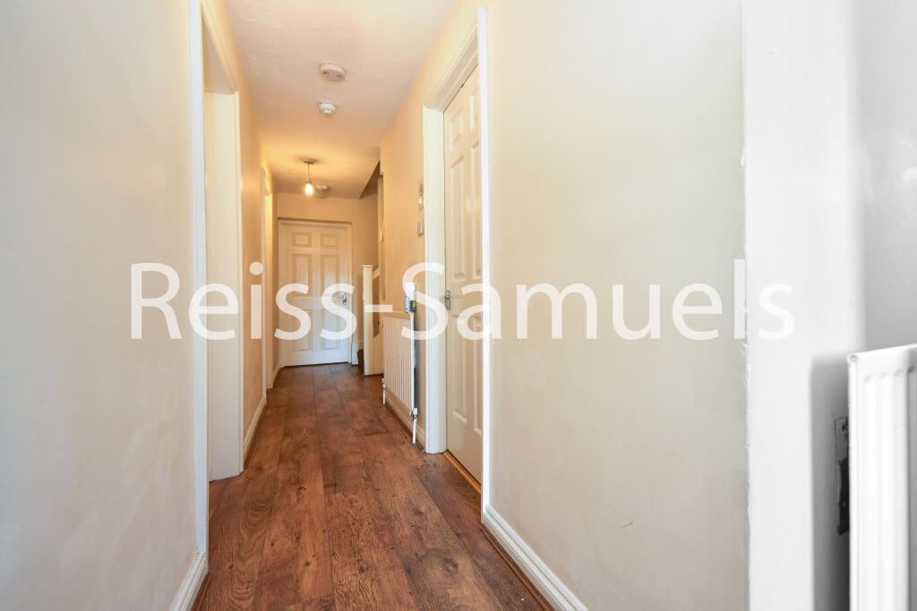 6 bedroom semi-detached house for rent