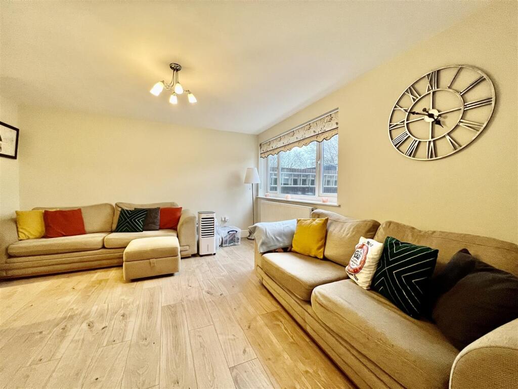 House in Croydon - More