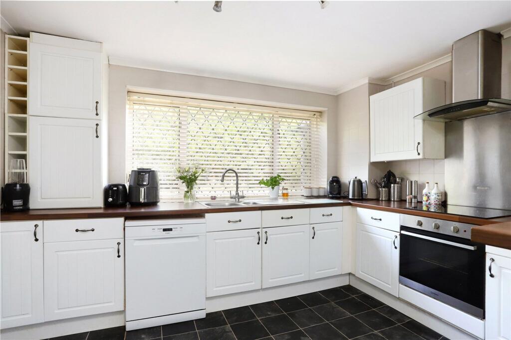 Santina Close, Farnham, GU9 photo 3