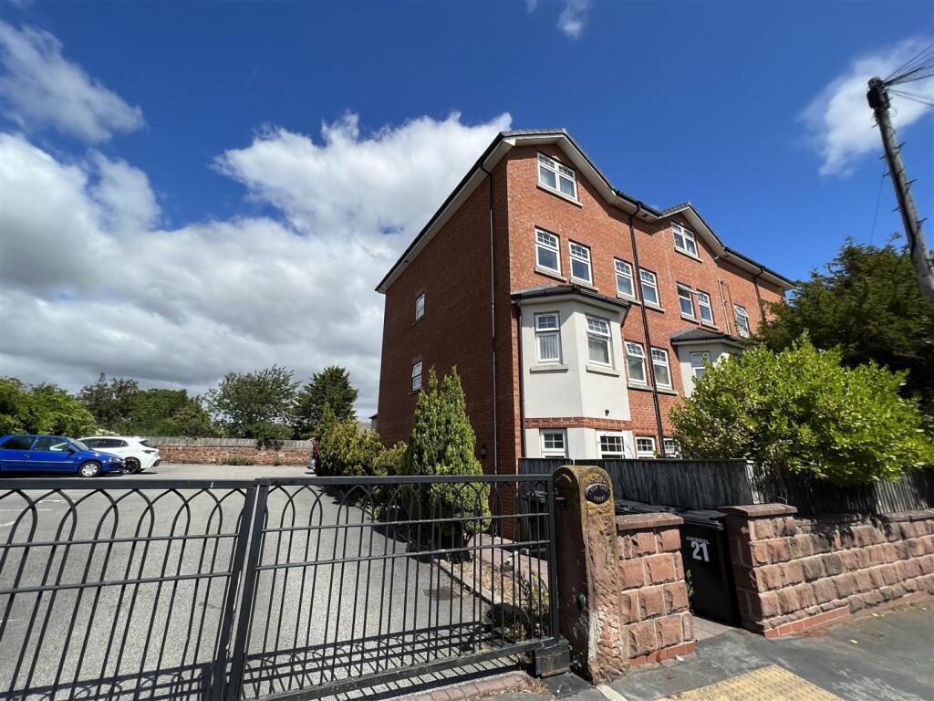 2-bed flat on Pye Road, Heswall, Wirral, £159,000