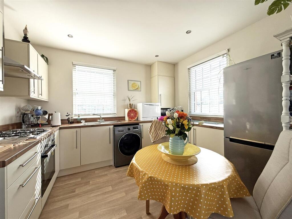 Apartment in Shrewsbury, Copthorne - View 3