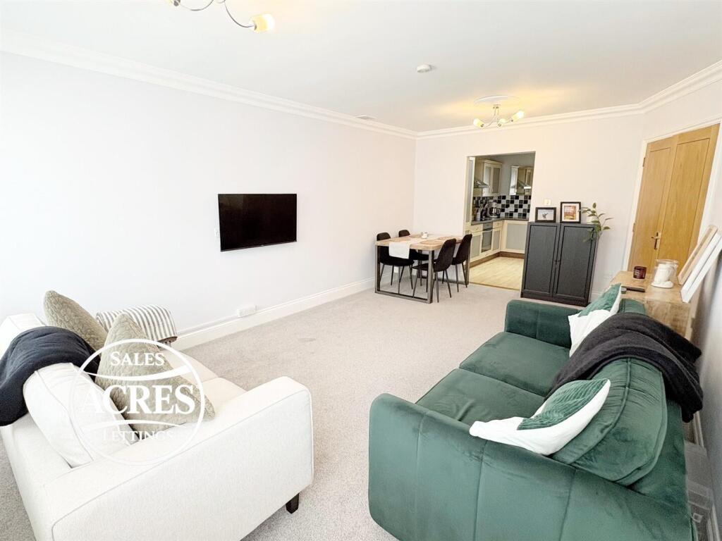 Apartment in Sutton Coldfield, Maney - More