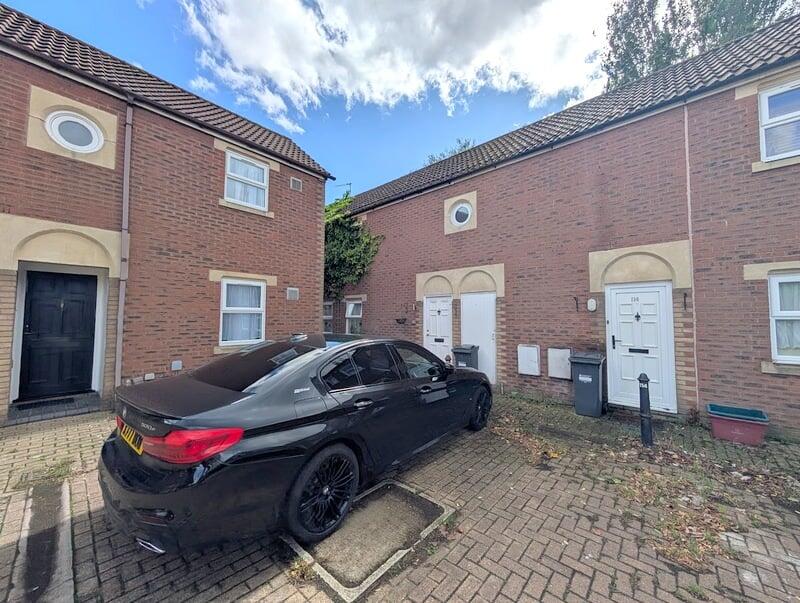 1-bed maisonette on Kilross Road, Feltham, TW14, £208,000