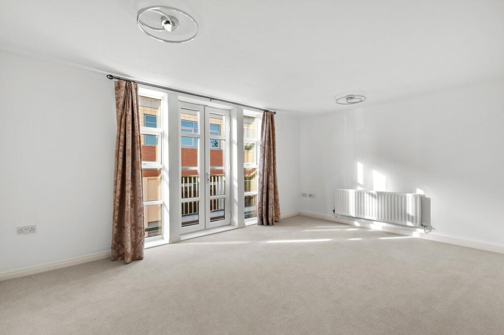 Apartment in Hemel Hempstead - View 3