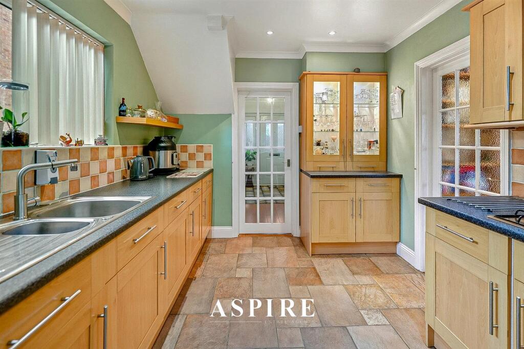 Video Presentation Inside - St. Lukes Close, Canvey Island photo 2