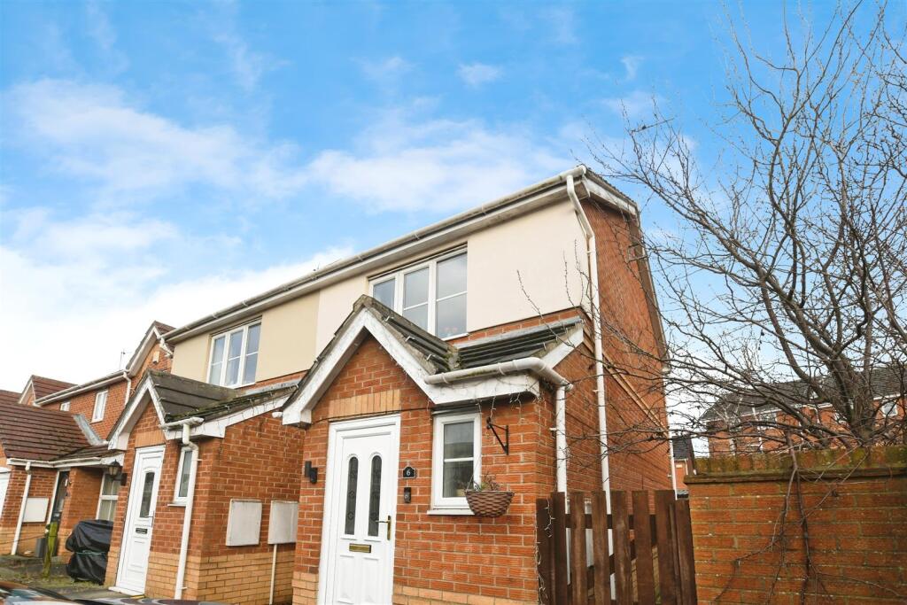 2-bed semi-detached on Templewaters, Kingswood, Hull, £140,000