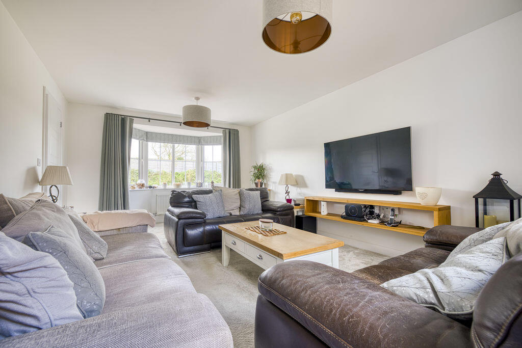 Immaculately presented 4 double bedroom home photo 3
