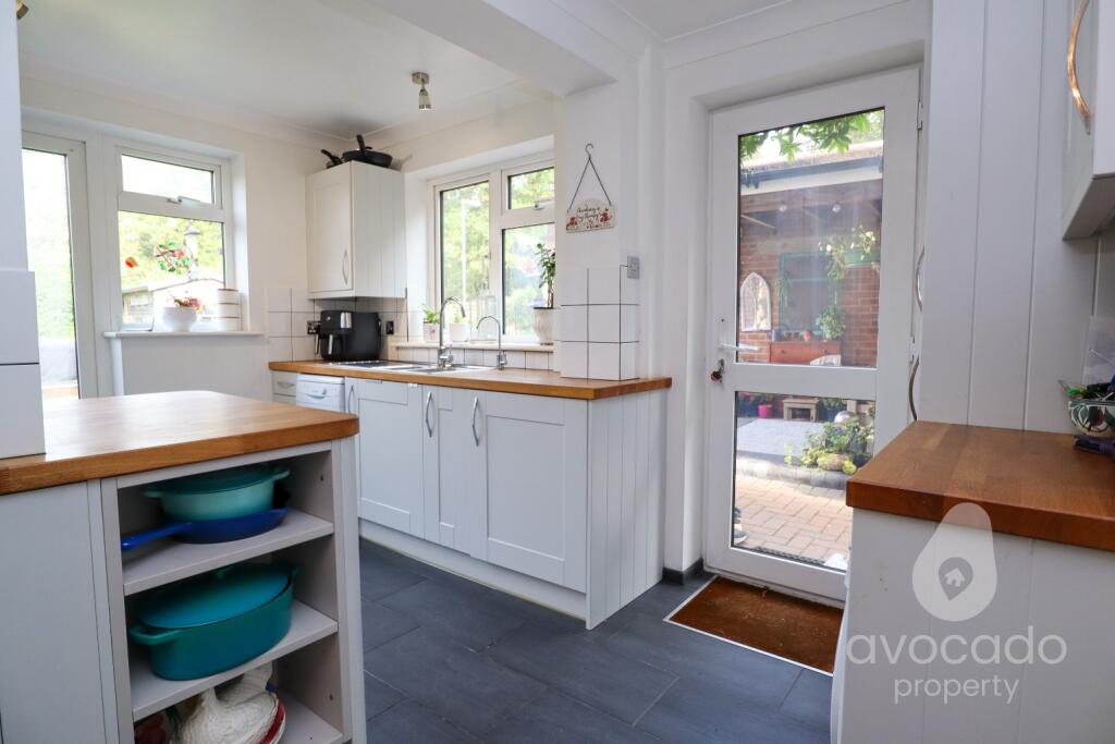 Bonners Close, Woking, Surrey, GU22 9RA photo 4