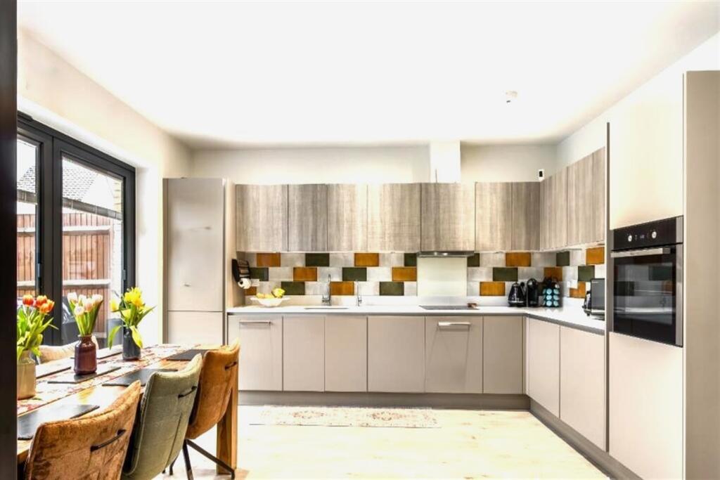 House in Waltham Cross, Churchgate - View 2