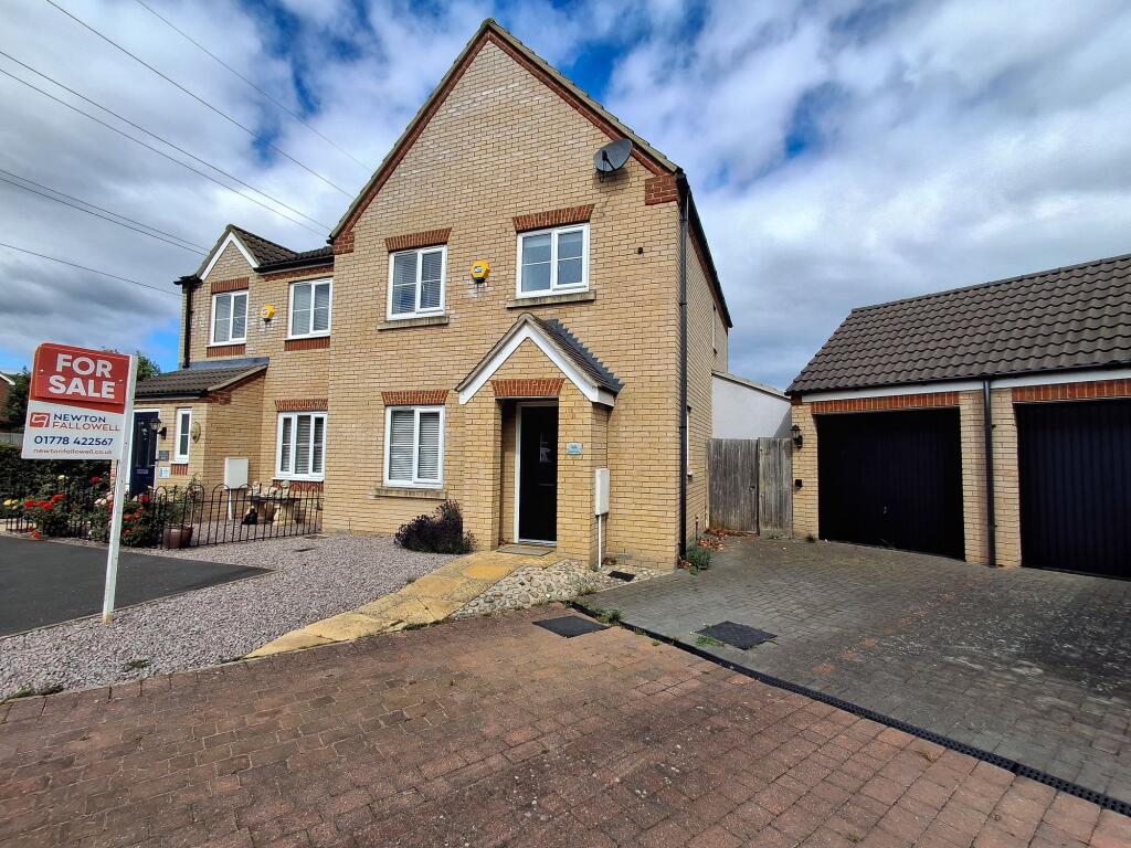 3-bed semi-detached on Bath Close, Bourne, PE10, £250,000