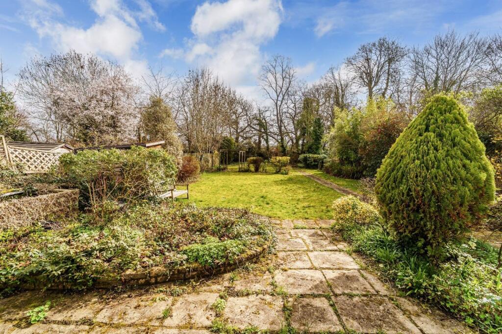 West Hill Avenue, Epsom, KT19 photo 2