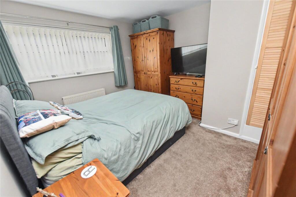 House in Leeds, West Carlton, Shaw Lane - View 5