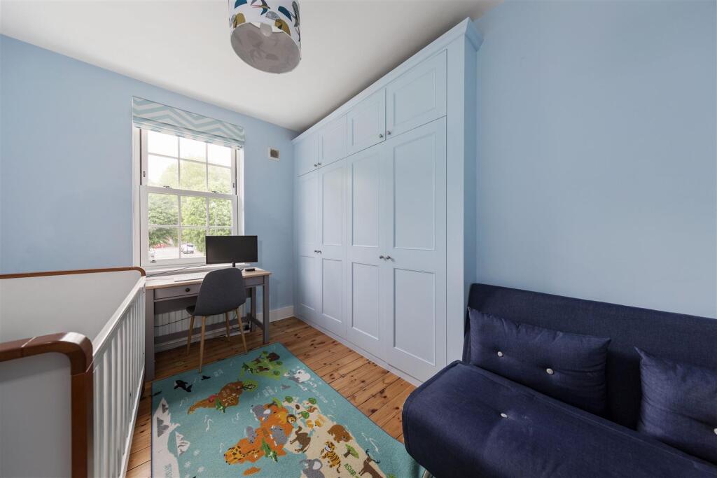 House in London, Highams Park - View 5