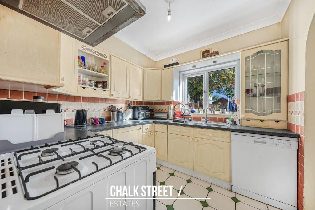 House in London, Rush Green - View 4