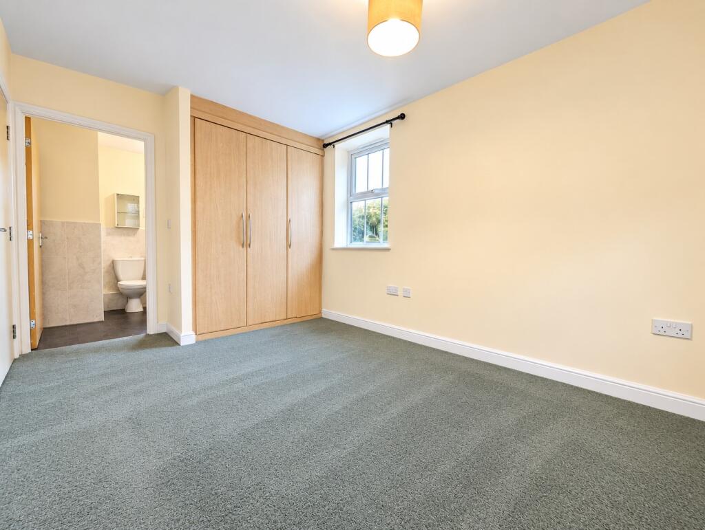 Apartment in Swindon, Haydon Wick - More