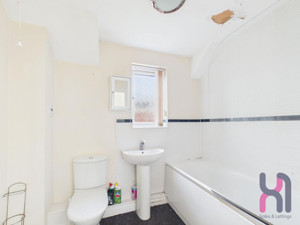 Apartment in St Helens, Liverpool City Region - View 4