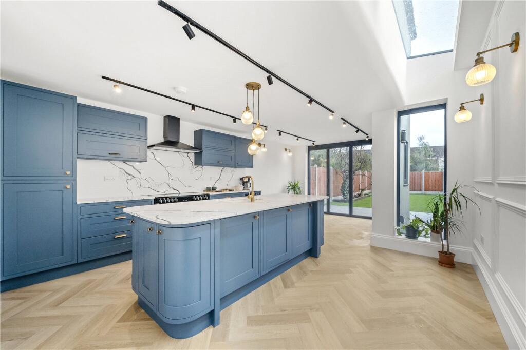 Bramley Close, Walthamstow, London, E17 photo 3