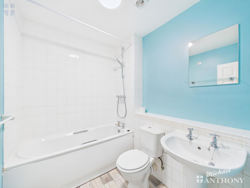 Apartment in Aylesbury, Walton - More