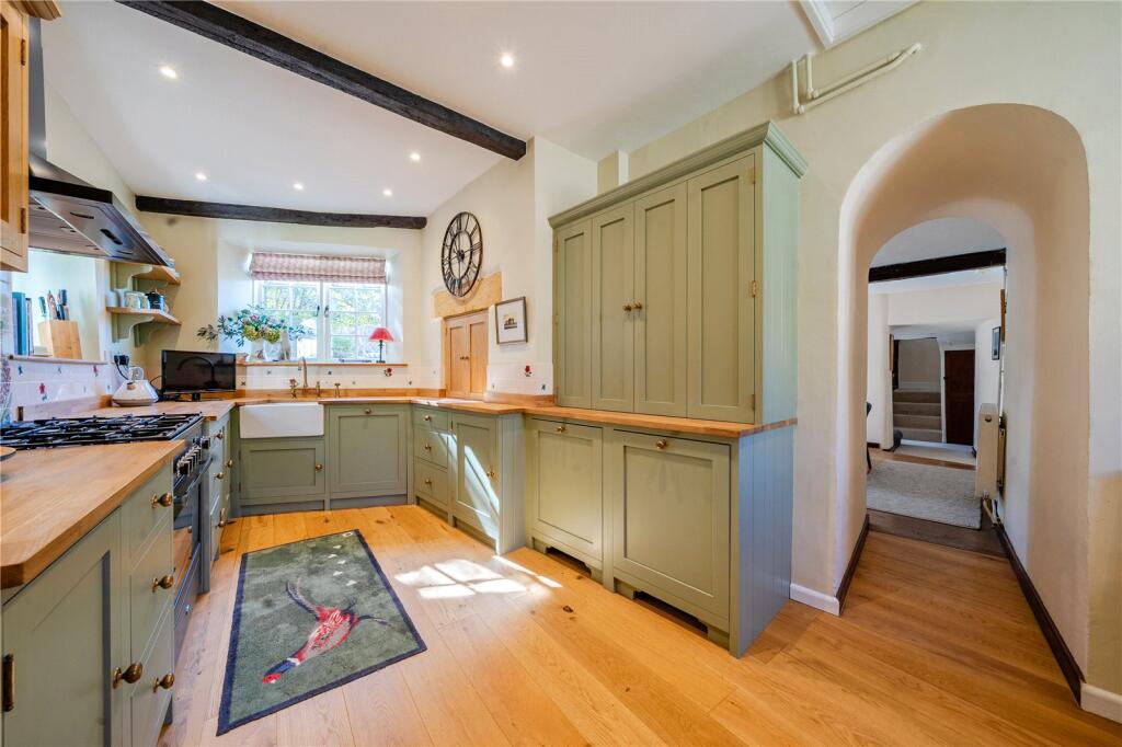 House in West Oxfordshire, Shipton-under-Wychwood - More