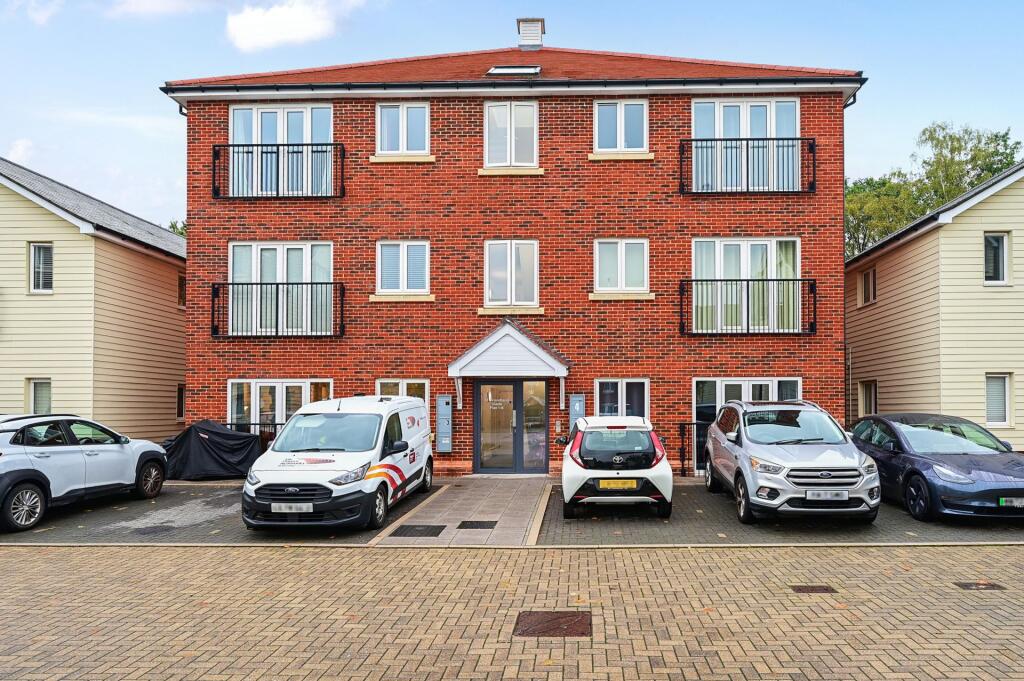 2-bed flat on Woodland Glade, Watersedge, GU16, £310,000