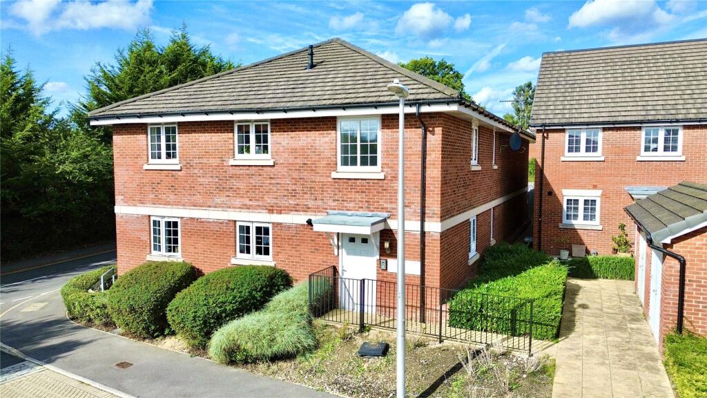 2-bed flat on Langman Close, Wokingham, Berkshire, RG41, £265,000