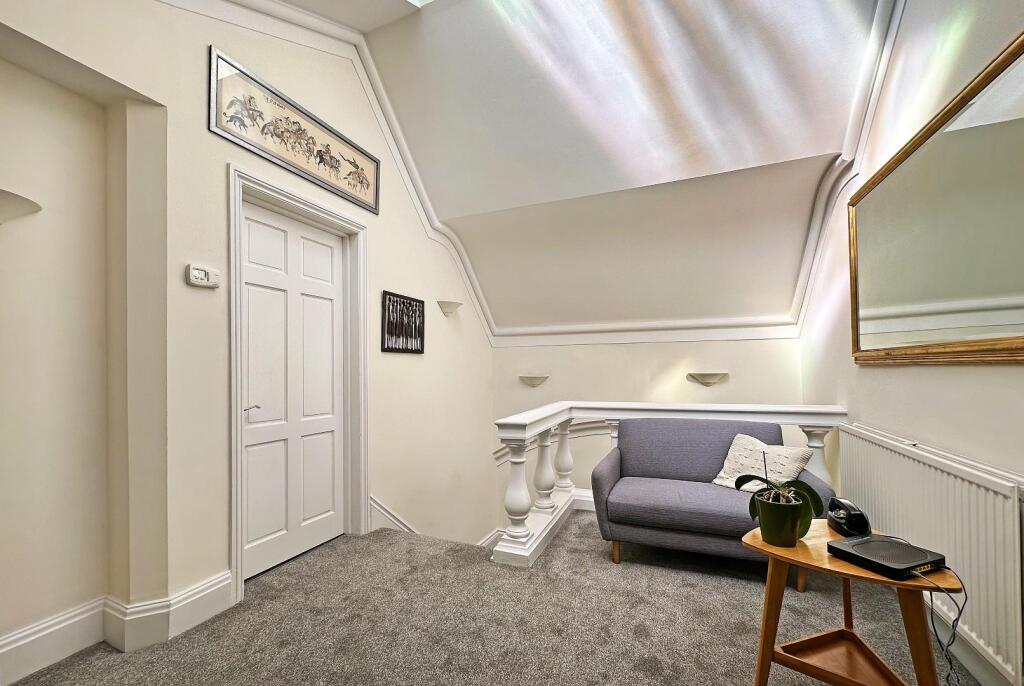 Apartment in Trafford, Hale - More